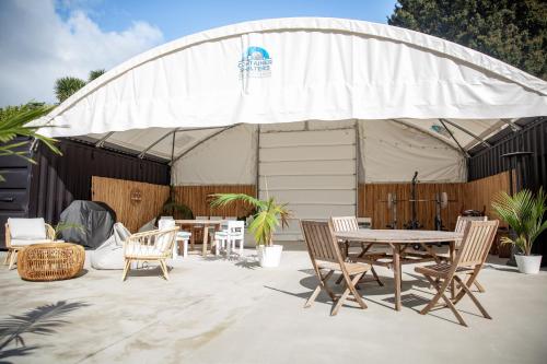 Патио или другая зона на открытом воздухе в Aotearoa Surf Eco Pods