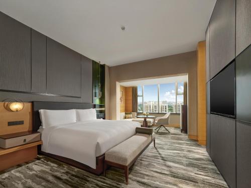 Postel nebo postele na pokoji v ubytování Hilton Shanghai Hongqiao