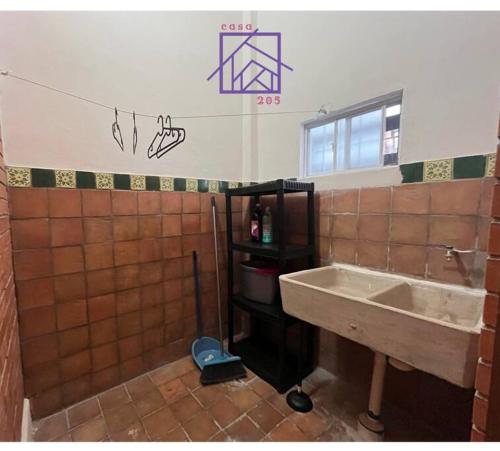 ein Badezimmer mit einer Badewanne und einem Waschbecken in der Unterkunft Casa 205 in Tlaxcala de Xicohténcatl