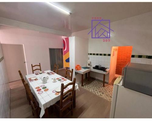 ein Esszimmer mit einem Tisch mit Stühlen und einem TV in der Unterkunft Casa 205 in Tlaxcala de Xicohténcatl