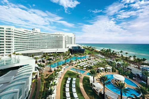een luchtzicht op een resort met de oceaan bij Fontainebleau Miami Beach,Tresor in Miami Beach