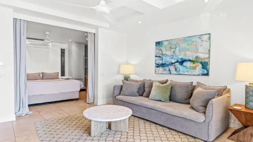 uma sala de estar com um sofá e uma mesa em Watermark at Wategos Residence 3 Bedroom em Byron Bay