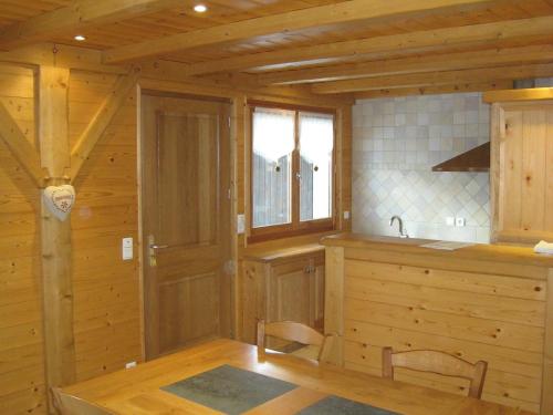 - une cuisine dans une cabane en rondins avec un évier et un comptoir dans l'établissement 3 chambres, parking privé, Wi-Fi, Les Gets - FR-1-671-8, aux Gets