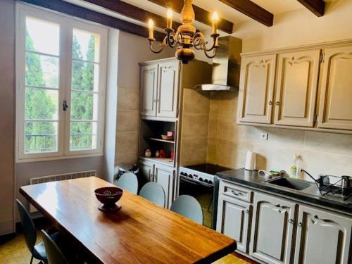 - une cuisine avec une table en bois et un évier dans l'établissement Confortable T2 au Centre d'Amélie-les-Bains, proche thermes, très bien équipé, pour 2 personnes - FR-1-703-153, à Amélie-les-Bains-Palalda