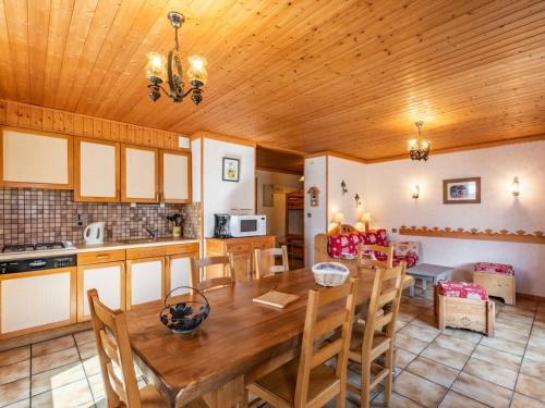 une cuisine et une salle à manger avec un plafond en bois dans l'établissement Charmant Appartement 2 Pièces aux Gets - 6 Pers, Proche Centre, Terrasse, Casier à Ski - FR-1-671-22, aux Gets