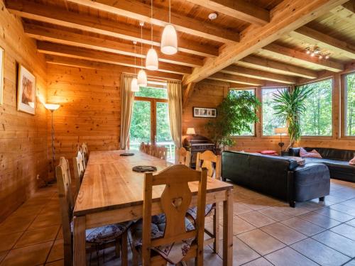 Photo de la galerie de l'établissement Chalet de 7 pièces avec jacuzzi et Wi-Fi, proche des télécabines et du centre des Gets - FR-1-671-4, aux Gets