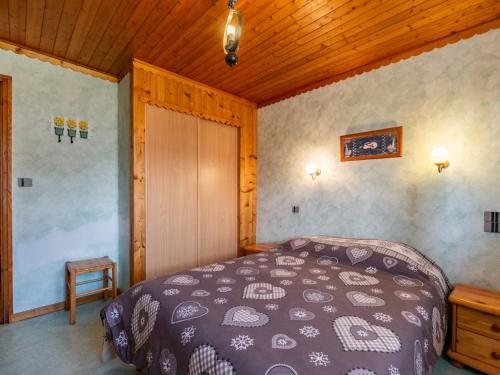 une chambre avec un lit et un plafond en bois dans l'établissement Charmant Appartement 2 Pièces aux Gets - 6 Pers, Proche Centre, Terrasse, Casier à Ski - FR-1-671-22, aux Gets