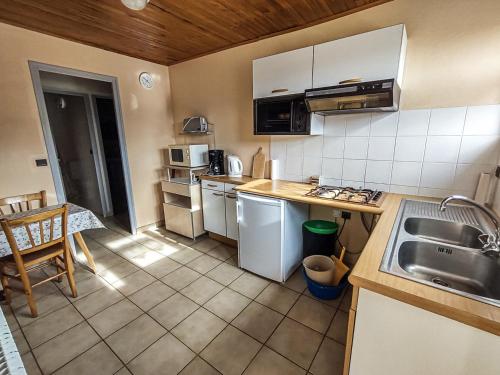une cuisine avec un évier et un plan de travail dans l'établissement Charmant appartement à Les Gets - 5 pers, 3 pièces, proche remontées mécaniques et services - FR-1-671-25, aux Gets