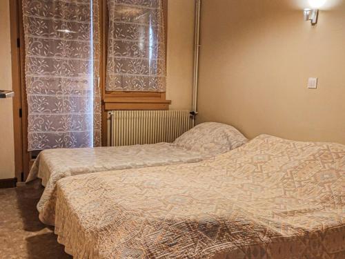 une chambre avec deux lits et une fenêtre dans l'établissement Charmant appartement à Les Gets - 5 pers, 3 pièces, proche remontées mécaniques et services - FR-1-671-25, aux Gets