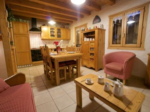 une cuisine et une salle à manger avec une table et des chaises dans l'établissement Chalet confortable avec sauna, Wi-Fi et parking privé - FR-1-671-21, aux Gets