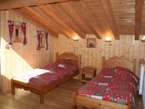 - une chambre avec 2 lits dans une cabine dans l'établissement Chalet confortable avec sauna, Wi-Fi et parking privé - FR-1-671-21, aux Gets