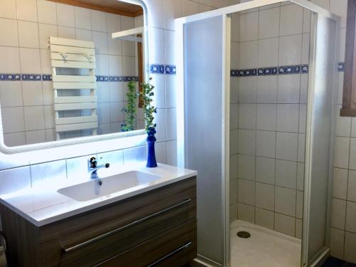 une salle de bain avec un lavabo et une douche dans l'établissement Chalet confortable avec sauna, Wi-Fi et parking privé - FR-1-671-21, aux Gets