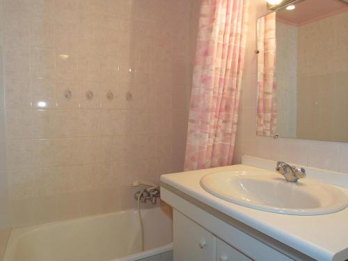 une salle de bain avec un lavabo et une baignoire dans l'établissement Charmant Appt aux Gets: Terrasse, 4 pers, Proche Pistes et Centre, Animaux Bienvenus - FR-1-671-29, aux Gets
