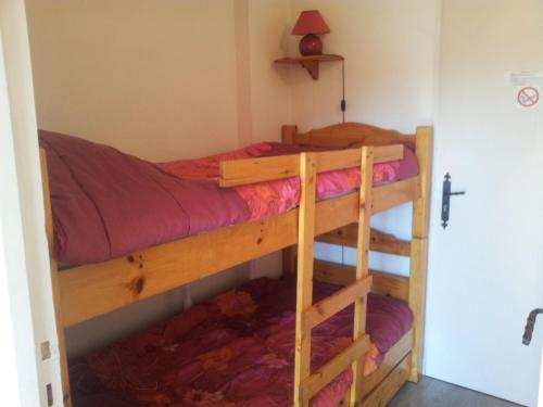 une chambre avec deux lits superposés dans une pièce dans l'établissement Studio cosy aux Gets, 4 pers., proche pistes, balcon, parking, centre village - FR-1-671-32, aux Gets