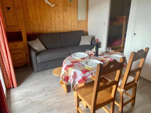 un salon avec une table et un canapé dans l'établissement Studio cosy aux Gets, 4 pers., proche pistes, balcon, parking, centre village - FR-1-671-32, aux Gets