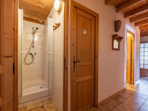 une salle de bain avec douche et douche à l'italienne dans l'établissement Superbe Appartement 8 Pers, Proche Centre, 3 Chambres, Balcon, Casier à Ski, Wi-Fi, Animaux Admis - FR-1-671-31, aux Gets