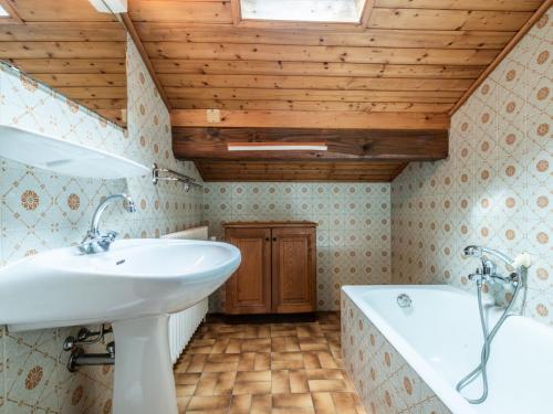 une salle de bain avec une baignoire et un lavabo et une baignoire dans l'établissement Charmant appartement avec WiFi, parking et animaux admis - FR-1-671-77, aux Gets