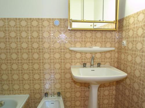 une salle de bain avec un lavabo et un miroir dans l'établissement Appartement familial avec balcon, proche télécabines et centre, garage, animaux admis - Les Gets - FR-1-671-41, aux Gets