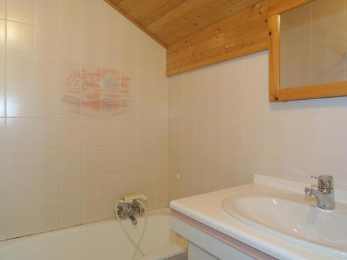 une salle de bain avec un lavabo et une baignoire dans l'établissement Charmant Appartement Mezzanine 61m², 6 Pers, Proche Centre et Télécabine - Les Gets - FR-1-671-81, aux Gets
