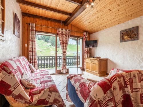 un salon avec deux canapés et une télévision dans l'établissement Appartement spacieux aux Gets avec Wi-Fi et garage - FR-1-671-68, aux Gets