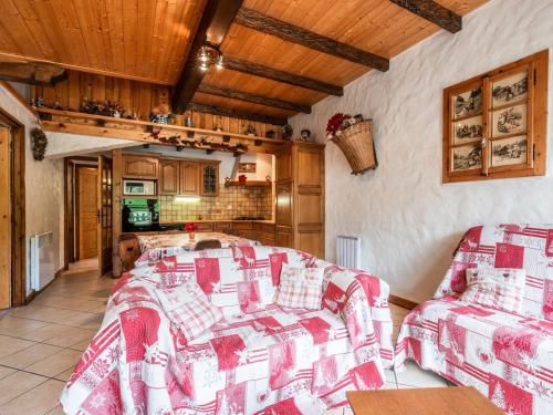 une chambre avec un lit et un canapé dans une pièce dans l'établissement Appartement spacieux aux Gets avec Wi-Fi et garage - FR-1-671-68, aux Gets