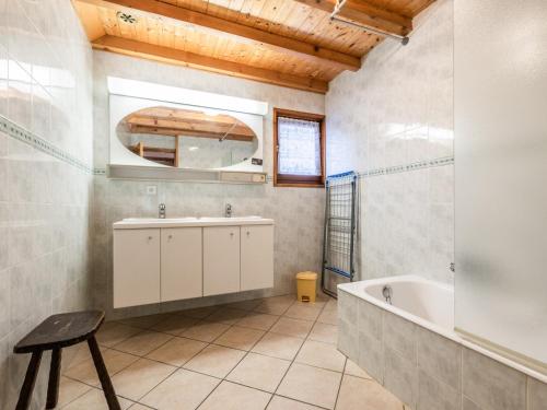 y baño con bañera, lavamanos y bañera. en Appartement Les Gets, 3 pièces, 6 personnes - FR-1-671-68, en Les Gets