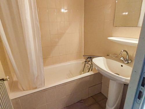 une salle de bain avec un lavabo et une baignoire et un lavabo dans l'établissement Appartement cosy aux Gets - Idéal famille - Proche pistes - Animaux admis - FR-1-671-74, aux Gets
