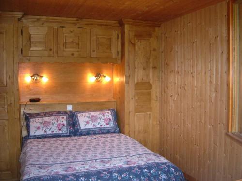 - une chambre avec un lit et 2 oreillers dans l'établissement Appartement Les Gets, 2 pièces, 4 personnes - FR-1-671-70, aux Gets