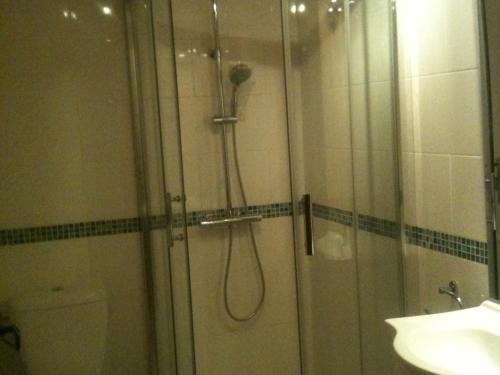 La salle de bains est pourvue d'une douche et d'un lavabo. dans l'établissement Appartement Les Gets, 2 pièces, 4 personnes - FR-1-671-70, aux Gets