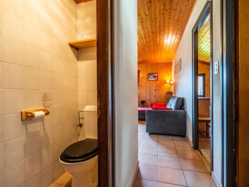 Il comprend un salon et une salle de bains pourvue de toilettes. dans l'établissement Appartement cozy avec Wi-Fi, parking et animaux admis - FR-1-671-72, aux Gets