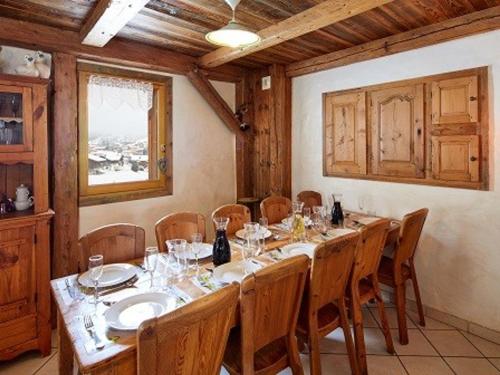 une salle à manger avec une longue table et des chaises dans l'établissement Chalet luxueux avec jacuzzi, sauna et WiFi aux Gets - FR-1-671-83, aux Gets