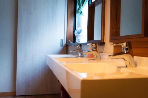 藤沢市にある平日限定割引実施中 1日1組限定の貸切一軒家 個室サウナ付きのバスルーム(シンク2つ、鏡2つ付)