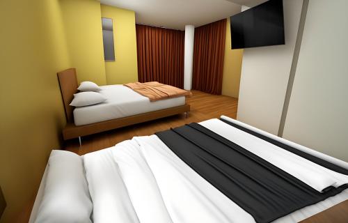 un dormitorio con 2 camas y TV en Hospedaje Gol, en Huancayo