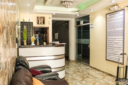 a bar with a leather couch in a room at Hotel B&V in Huancayo