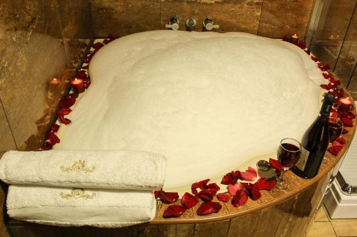 a white cake with red roses on a table at Hotel B&V in Huancayo