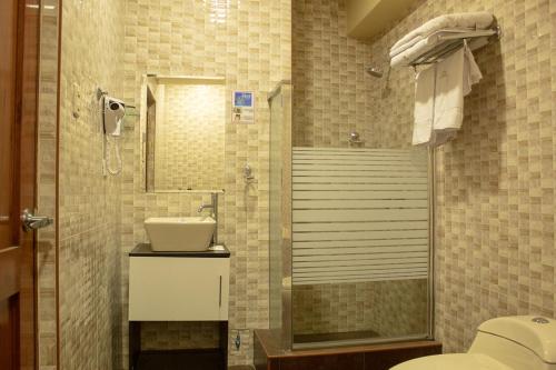 a bathroom with a shower and a toilet and a sink at Hotel B&V in Huancayo