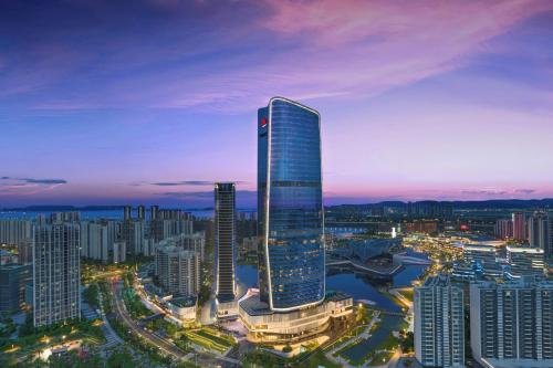 Un grattacielo in una città di notte di Zhuhai Marriott Hotel Jinwan a Zhuhai