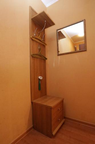 uma casa de banho com um espelho e uma cómoda em madeira em LONDON em Petropavl