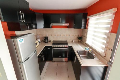 Una cocina o zona de cocina en Un espacio privado y cómodo. Casa Nahil.