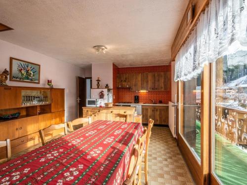une salle à manger avec une table et une cuisine dans l'établissement Appartement aux Gets avec WiFi et animaux admis - FR-1-671-100, aux Gets