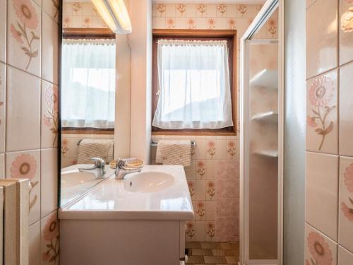 une salle de bain avec un lavabo et un miroir dans l'établissement Appartement aux Gets avec WiFi et animaux admis - FR-1-671-100, aux Gets