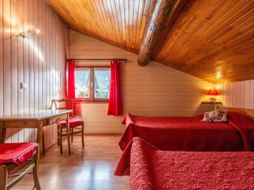 une chambre avec deux lits, une table et une fenêtre dans l'établissement Appartement aux Gets avec WiFi et animaux admis - FR-1-671-100, aux Gets