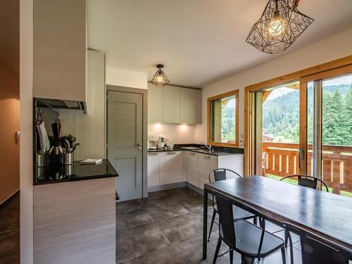 une cuisine et une salle à manger avec une table et des chaises dans l'établissement Appartement 3 Pièces + Cabine, 6 Pers, Terrasse Sud/Est, Proche Pistes, Garage, Wi-Fi - FR-1-671-106, aux Gets