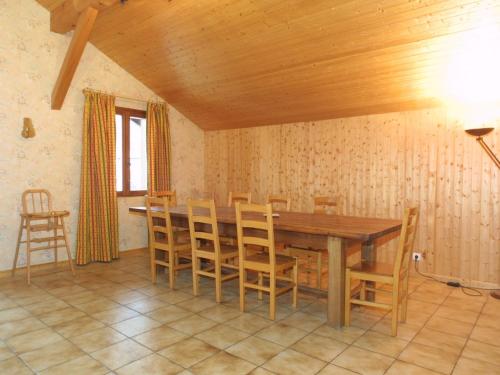 une salle à manger avec une table et des chaises en bois dans l'établissement Appartement spacieux 3 chambres + mezzanine, balcon, proche télécabines et centre, animaux admis - FR-1-671-117, aux Gets