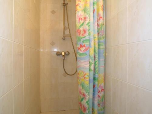 - un rideau de douche avec un motif floral dans la salle de bains dans l'établissement Appartement spacieux 3 chambres + mezzanine, balcon, proche télécabines et centre, animaux admis - FR-1-671-117, aux Gets