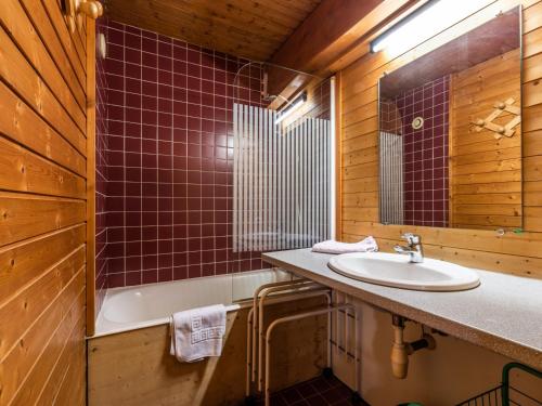 a bathroom with a sink and a tub at Charmant Chalet aux Gets, 4 Chambres, 8 Pers, Wi-Fi, Garage, Proche Télécabine et Centre - FR-1-671-126 in Les Gets