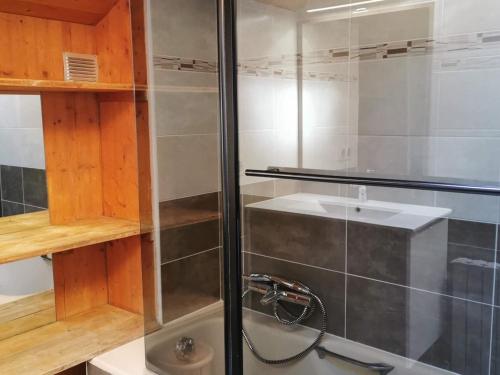 une douche avec une porte vitrée à côté d'un lavabo dans l'établissement Chalet spacieux aux Gets avec cheminée, WiFi et animaux admis - FR-1-671-128, aux Gets