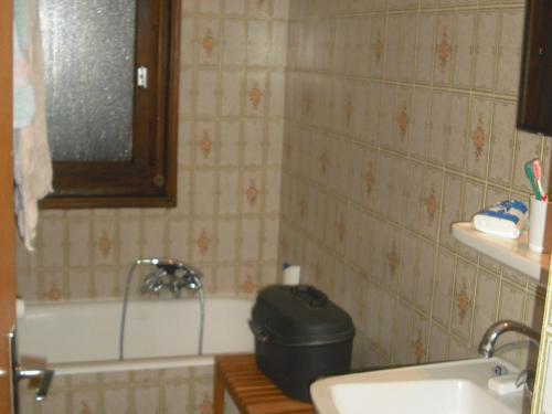 une salle de bain avec une baignoire, un lavabo et des toilettes dans l'établissement Charmant appart. aux Gets, 2 ch., balcon, garage, à proximité des télécabines et services - FR-1-671-133, aux Gets