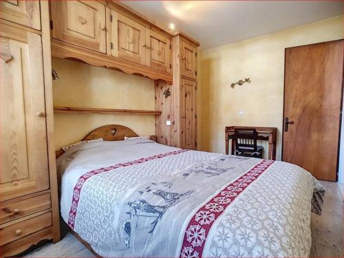 - une chambre avec un grand lit et des placards en bois dans l'établissement Appartement Les Gets, 2 pièces, 4 personnes - FR-1-671-149, aux Gets