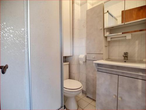 La petite salle de bains est pourvue de toilettes et d'un lavabo. dans l'établissement Appartement Les Gets, 2 pièces, 4 personnes - FR-1-671-149, aux Gets